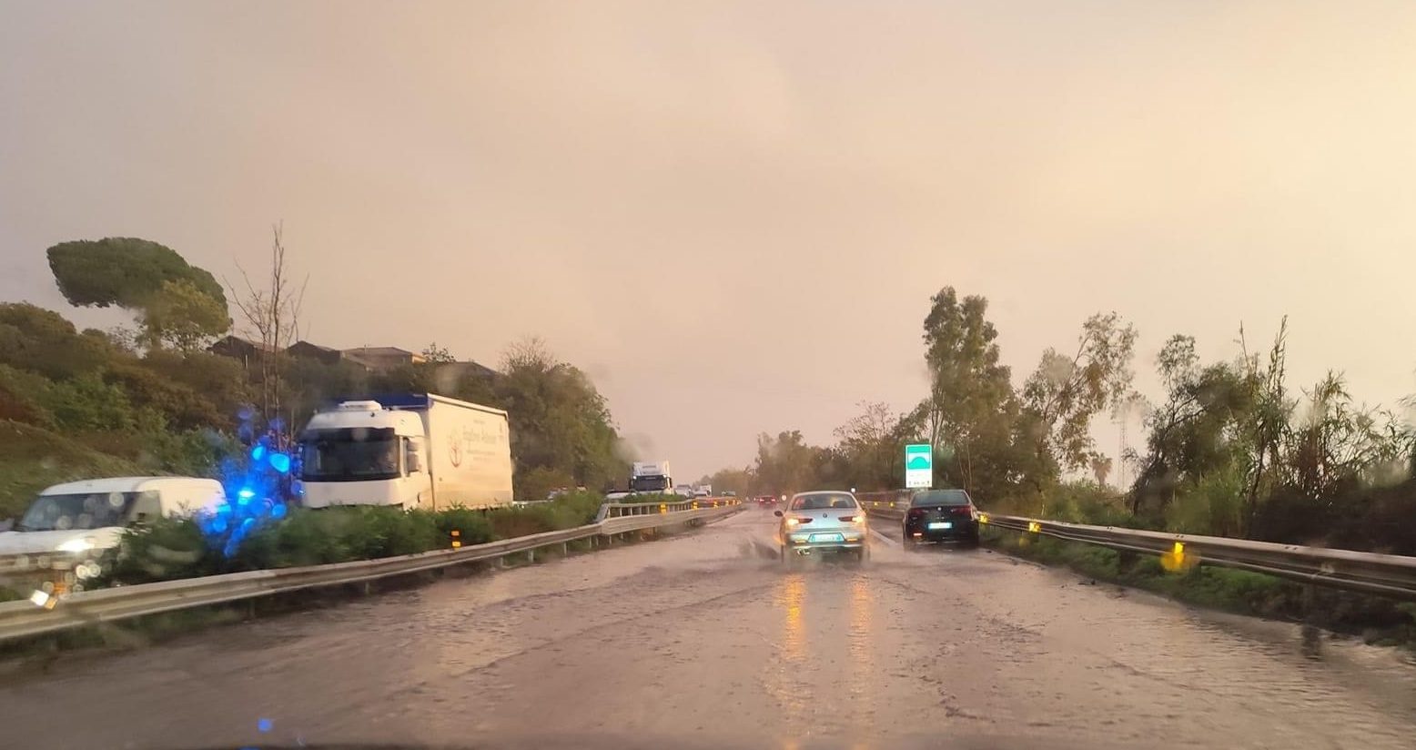 Maltempo, strade come torrenti nel Giarrese. Evacuate 5 famiglie a Giarre. Auto in mare a Riposto I VIDEO