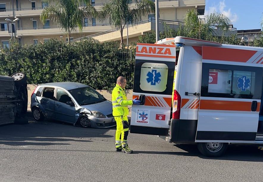 Giarre, incidente in via Federico di Svevia. Auto si ribalta