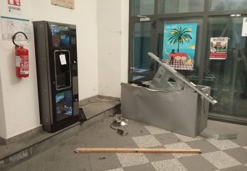 Acireale, si introducono nella notte in Municipio per rubare "le merendine"