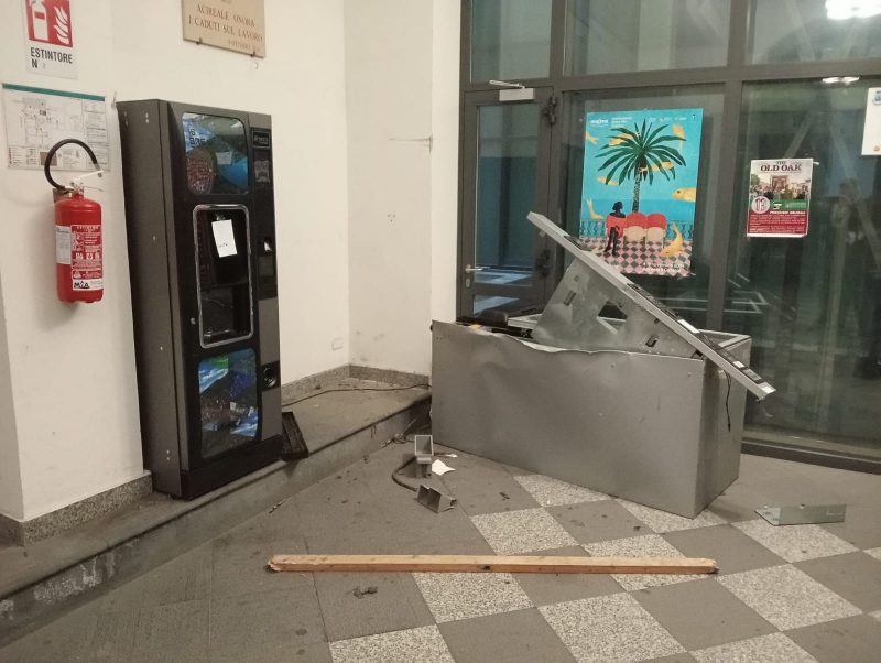 Acireale, si introducono nella notte in Municipio per rubare “le merendine”