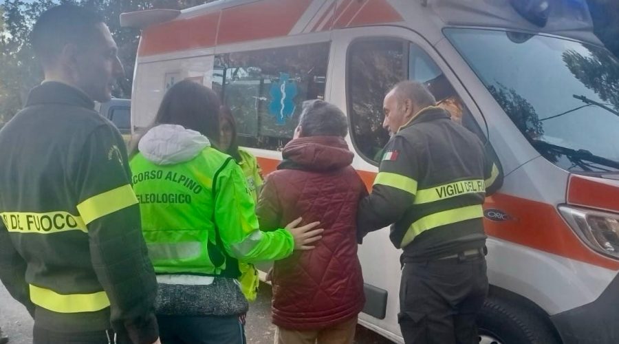 Escursionista si frattura una gamba sull’Etna: soccorsa da vigili del fuoco e 118