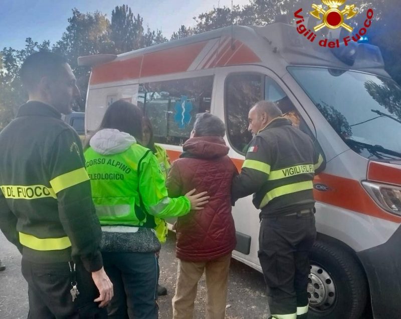 Escursionista si frattura una gamba sull’Etna: soccorsa da vigili del fuoco e 118