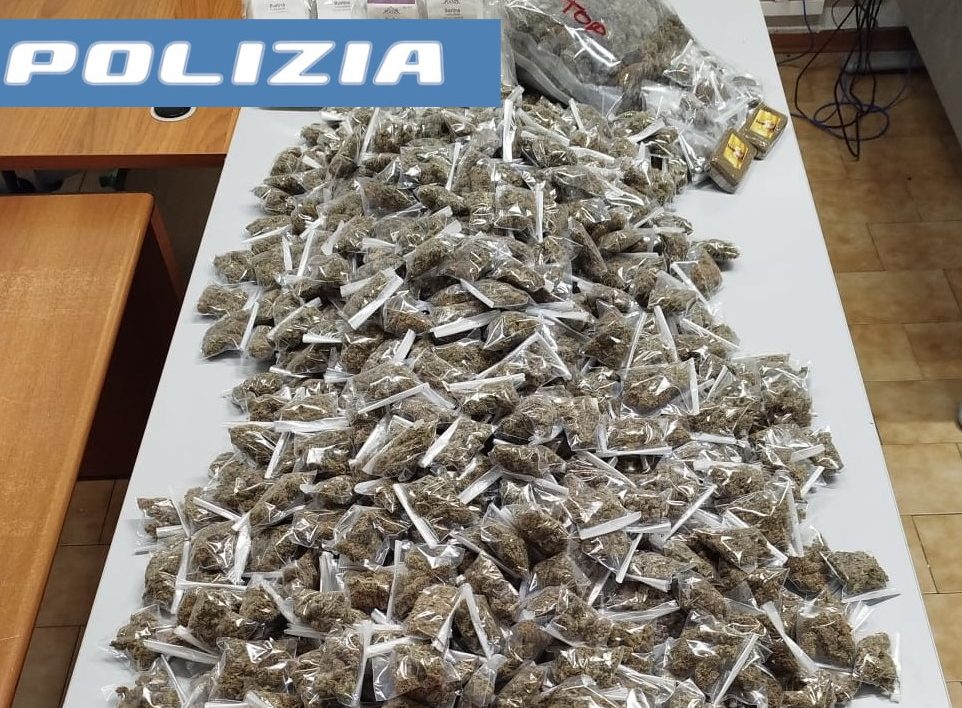 Scoperto garage con 8 kg di droga e parti di auto rubate. Indagini in corso