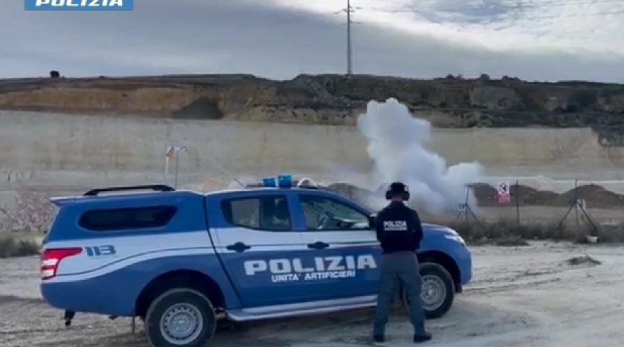 Nascondeva 8 bombe carta nel garage: arrestato 40enne VIDEO