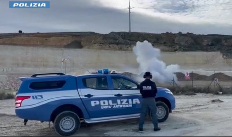 Nascondeva 8 bombe carta nel garage: arrestato 40enne VIDEO