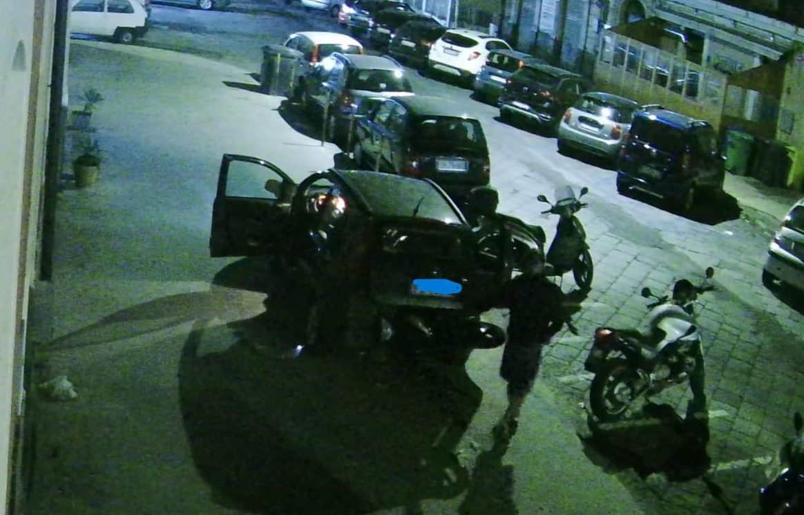 Ruba un motociclo caricandolo in auto: denunciato 43enne