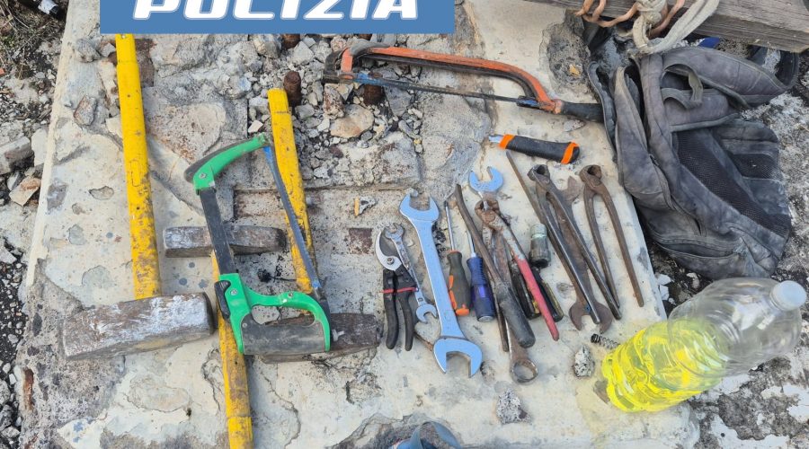 Si intrufolano all’interno di un ex cementificio per rubare materiale ferroso: due ladri arrestati