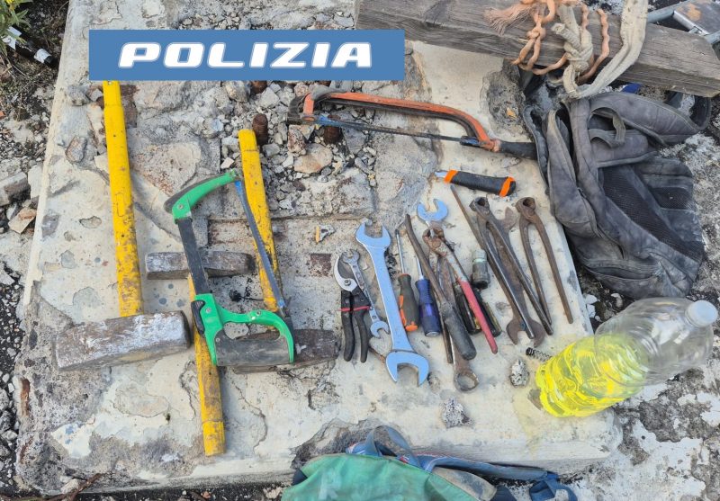 Si intrufolano all’interno di un ex cementificio per rubare materiale ferroso: due ladri arrestati