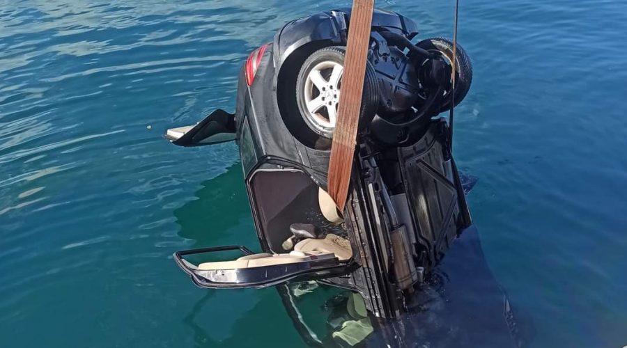 Porto di Riposto: si distrae e la sua auto finisce in mare