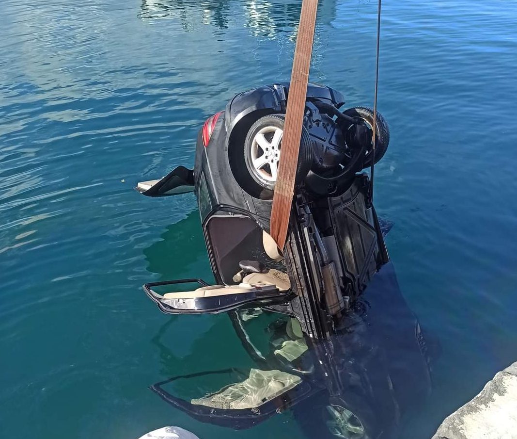 Porto di Riposto: si distrae e la sua auto finisce in mare