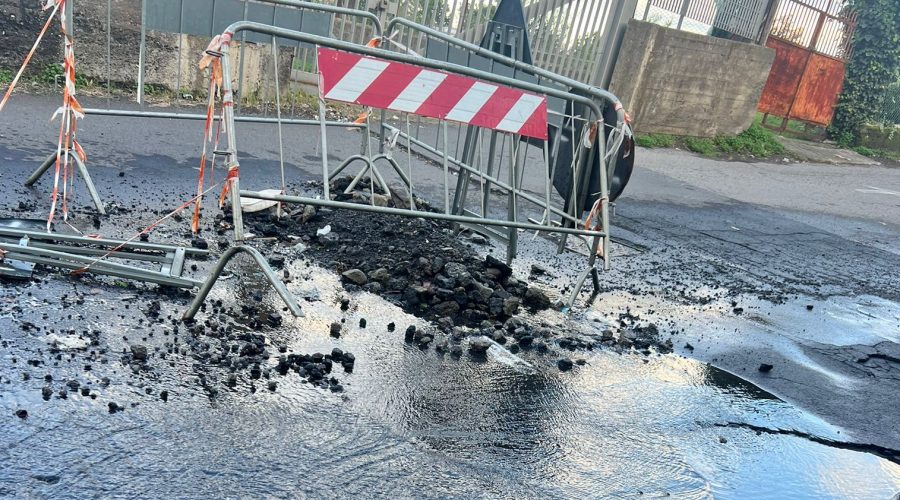 Macchia di Giarre, l’irreparabile perdita del Pozzo San Paolo continua a sprecare acqua da due mesi