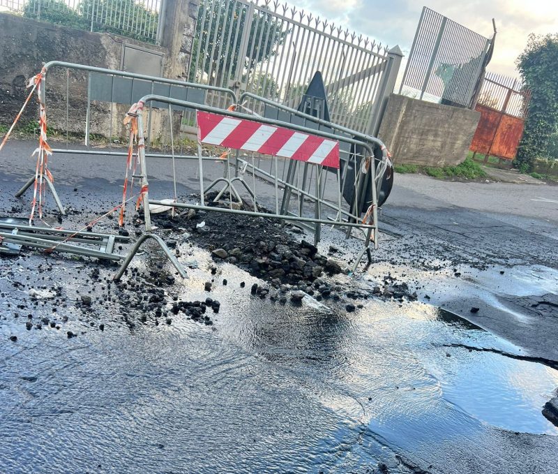 Macchia di Giarre, l’irreparabile perdita del Pozzo San Paolo continua a sprecare acqua da due mesi