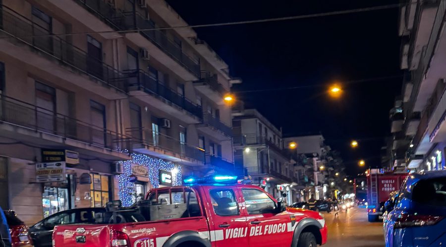 Giarre, intonaco a rischio crollo da un palazzo in viale Libertà