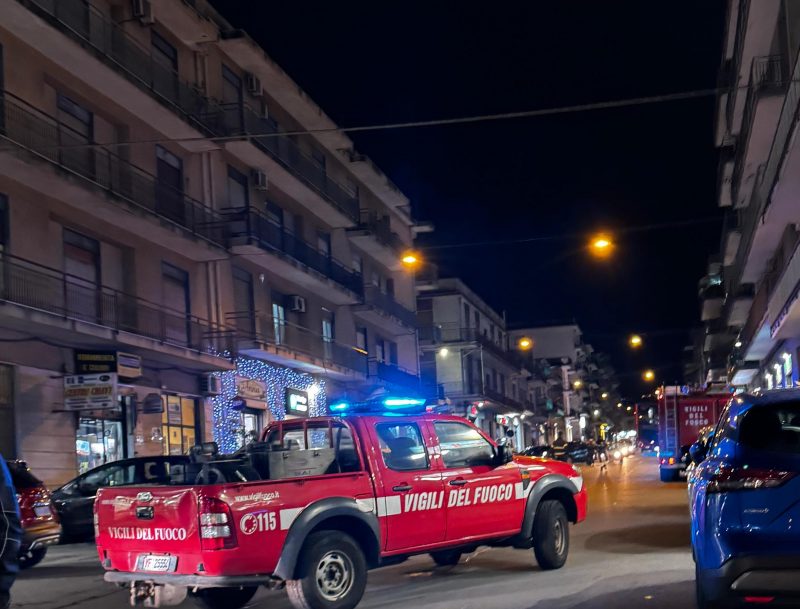 Giarre, intonaco a rischio crollo da un palazzo in viale Libertà