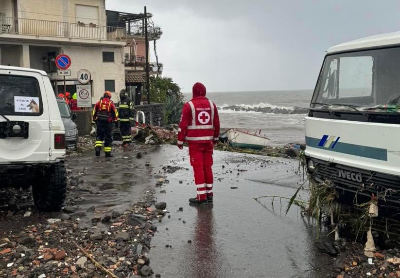 Alluvione, i volontari della Croce rossa italiana in prima linea per aiutare chi è in difficoltà