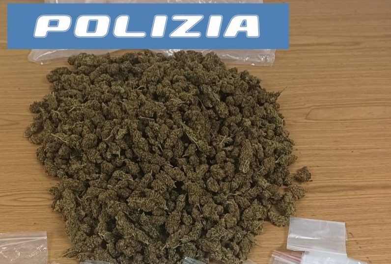 Trovata droga nelle facciate delle case e scoperto un deposito di gruppi ottici rubati: due denuciati