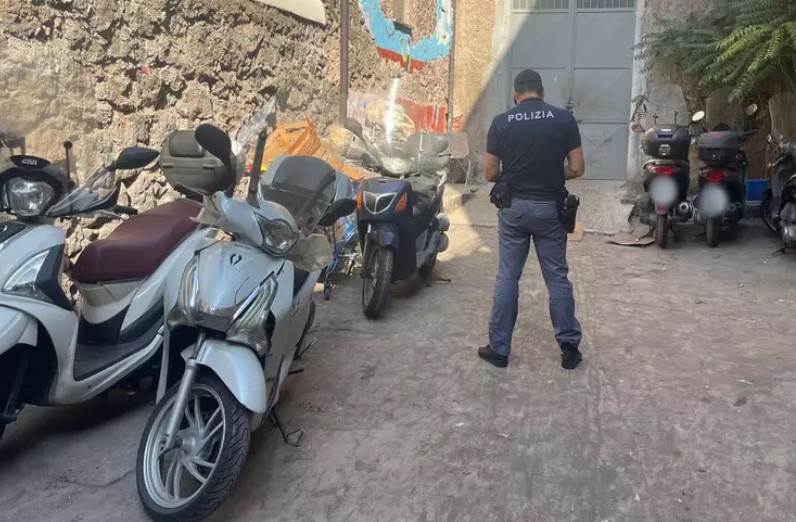 Polizia scopre a Catania deposito di scooter appena rubati