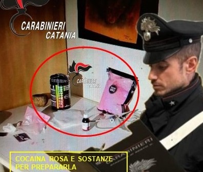 Ingoia una busta con ketamina, cocaina rosa e MDMA ma rischia di soffocare: pusher salvato e arrestato dai Carabinieri