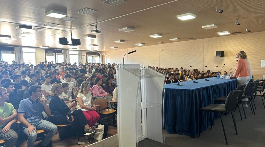 Giarre, la scrittrice Barbara Bellomo ha incontrato gli studenti dell’I.i.s “Leonardo”