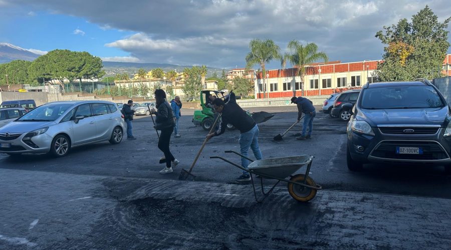 Giarre, Liceo “Leonardo” in azione con uomini e donne e mezzi speciali per ripulire dal fango e dall’acqua