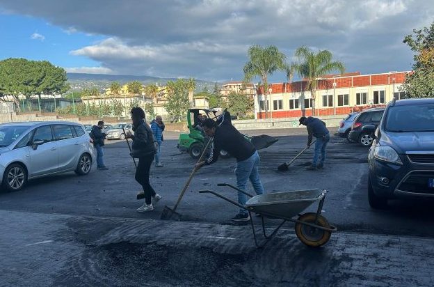 Giarre, Liceo “Leonardo” in azione con uomini e donne e mezzi speciali per ripulire dal fango e dall’acqua