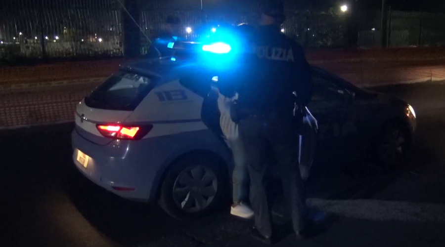 Minaccia i coinquilini ed i poliziotti con un coltello con lama di 30 centimetri: arrestato