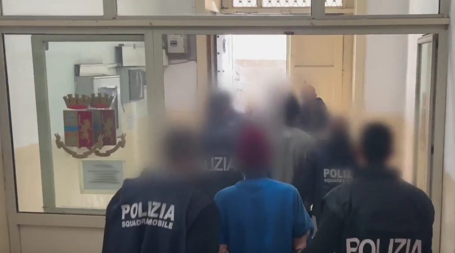 Fermati quattro scafisti per il reato di favoreggiamento aggravato dell’immigrazione clandestina