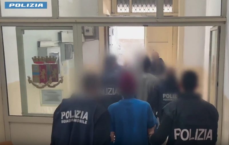 Fermati quattro scafisti per il reato di favoreggiamento aggravato dell’immigrazione clandestina