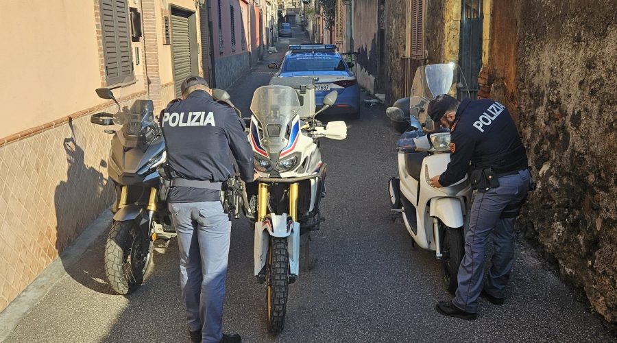 Un appartamento abbandonato trasformato in un deposito di moto rubate VIDEO