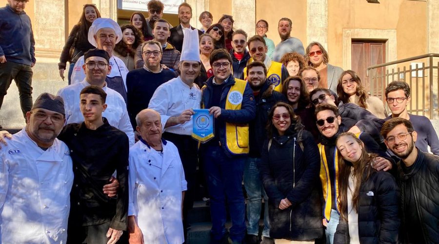 Catania, il Leo Club ha organizzato il pranzo della solidarietà per 170 persone