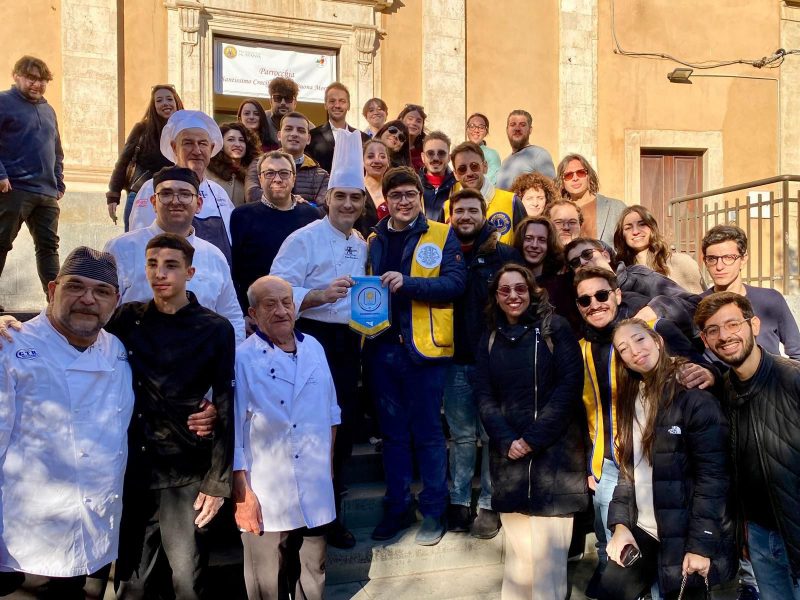 Catania, il Leo Club ha organizzato il pranzo della solidarietà per 170 persone