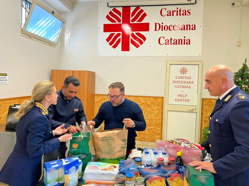 Polizia di Stato dona alimenti, prodotti per l’infanzia e coperte per i senza tetto alla Caritas