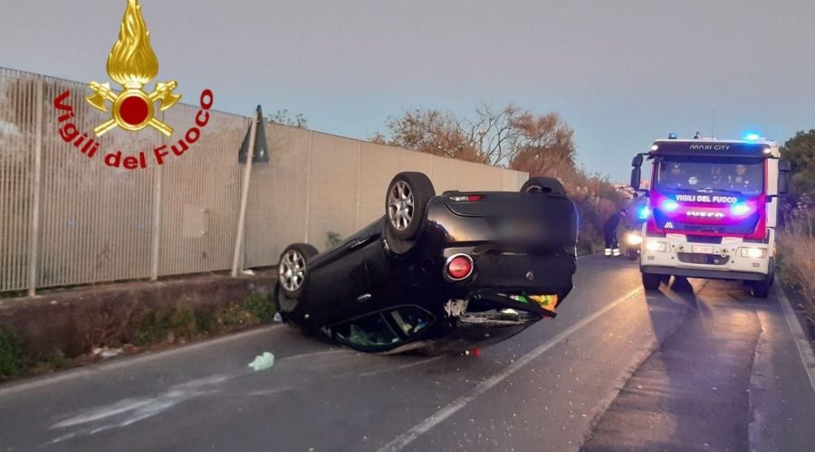 Incidente stradale a Belpasso: auto si ribalta