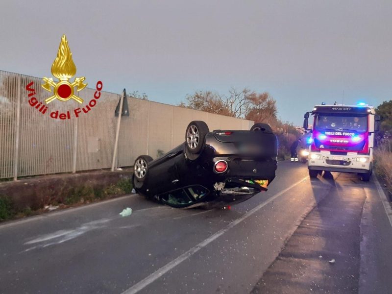 Incidente stradale a Belpasso: auto si ribalta