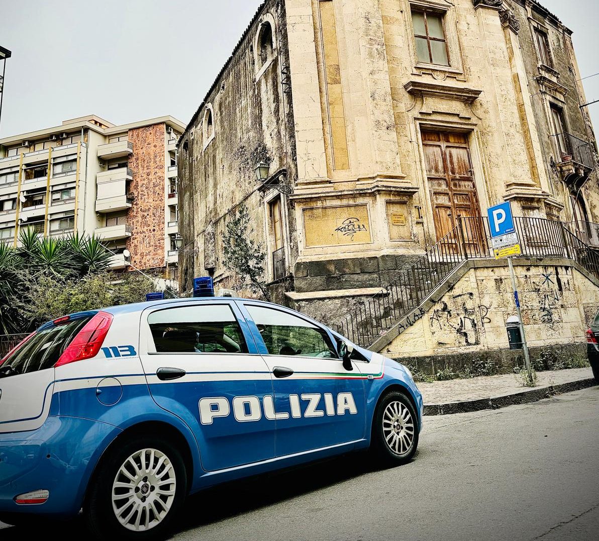 “Singolar tenzone” tra due parcheggiatori abusivi a colpi di bottiglia: un arresto per tentato omicidio