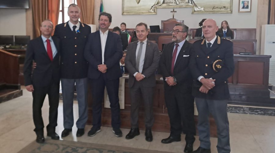 Vent’anni fa salvò una ragazza che tentò un gesto estremo, premiato il poliziotto Maurizio Grasso