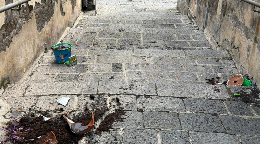 Acireale, atto vandalico in vico Alliotta: fatti esplodere con petardi i vasi decorati dai bambini