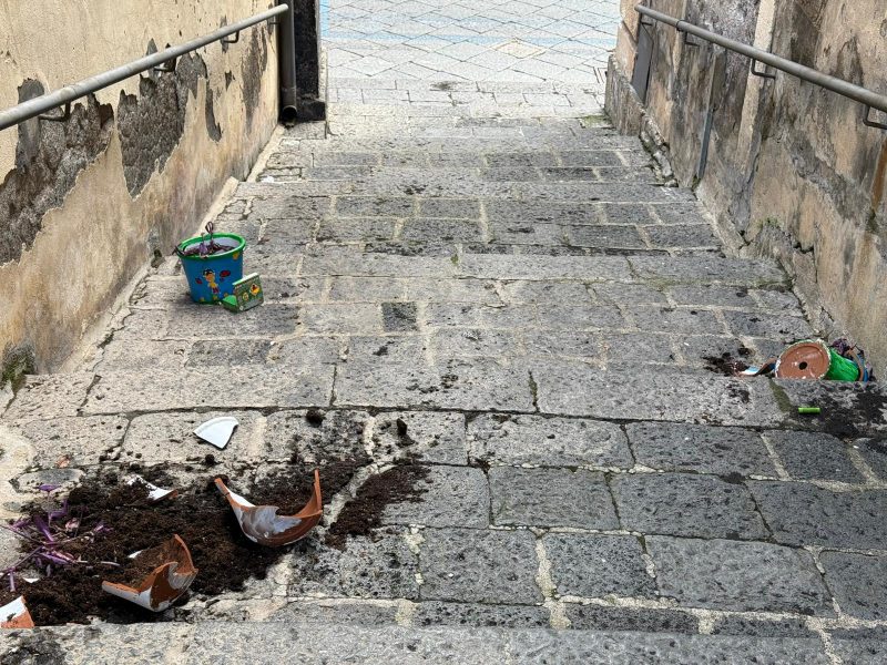 Acireale, atto vandalico in vico Alliotta: fatti esplodere con petardi i vasi decorati dai bambini