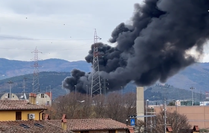 Esplosione in un deposito Eni a Calenzano: 5 morti, 26 feriti. Trovato il cadavere dell’operaio catanese