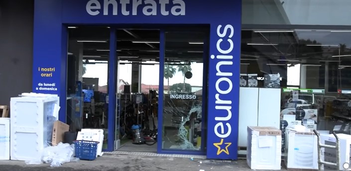 Criminalità in azione ad Acireale: furto con spaccata ai danni del negozio Euronics