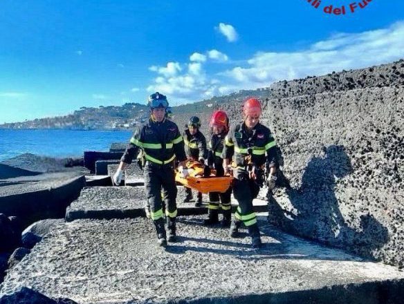 Cade tra i lastroni frangiflutti in cemento del porticciolo di Capomulini: soccorso 68enne