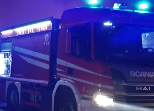 Riposto, furgone dato alle fiamme in piazza Matteotti