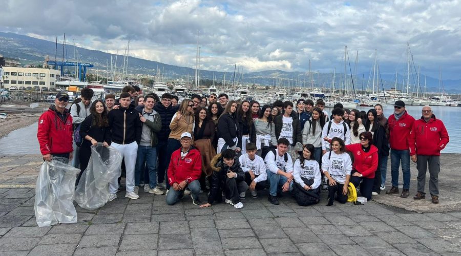 Sensibilizzazione ambientale: studenti del Liceo “Leonardo” e Lni ripuliscono il litorale di Riposto