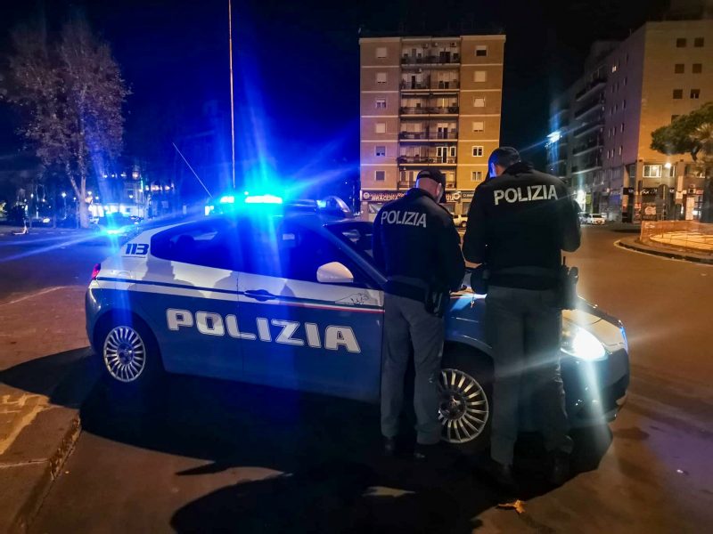 Rubano scooter e lo portano via a spinta: arrestato 17enne