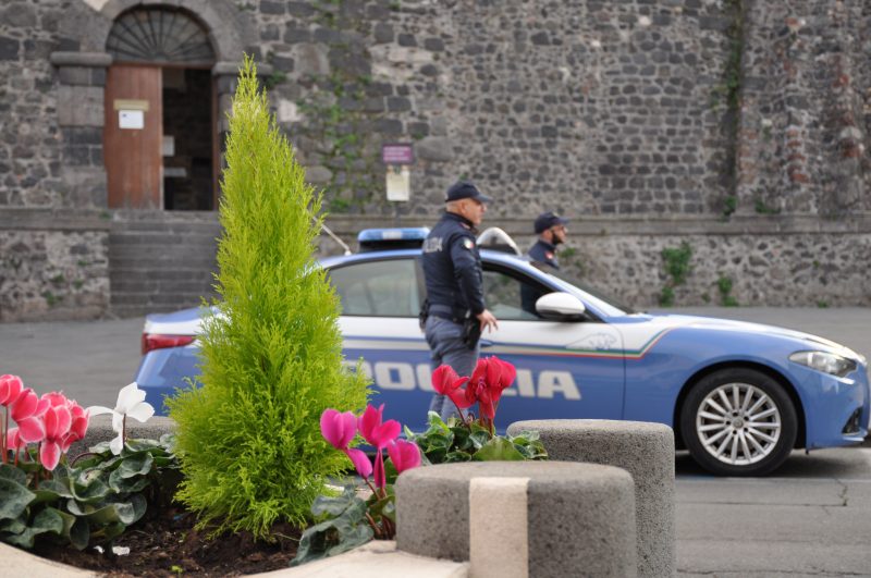 Lite tra fratelli per un parcheggio degenera. Per “sedarla” interviene l’anziano padre e li minaccia di morte: denunciato