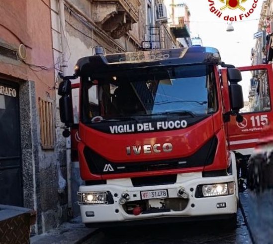 Incendio in un’abitazione: intervento dei vigili del fuoco