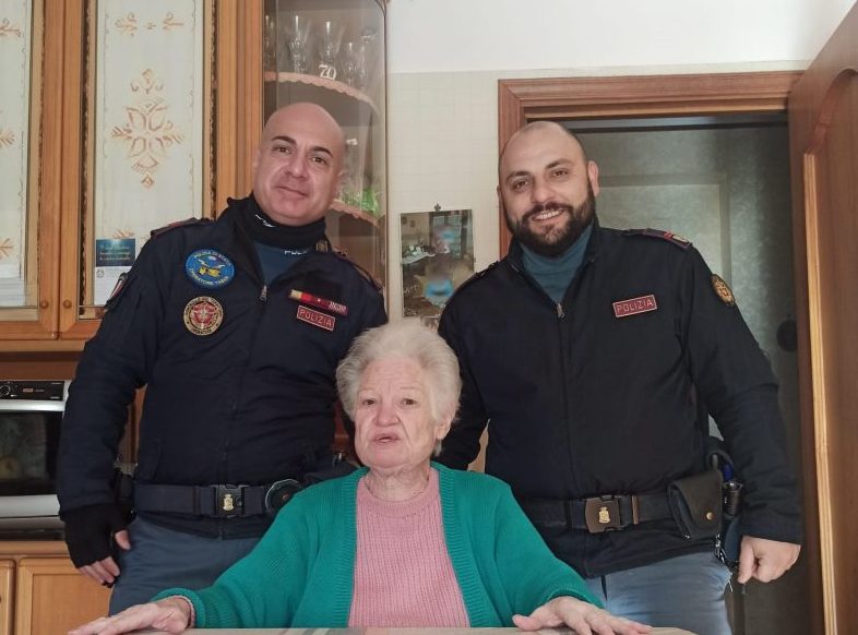 80enne sola il giorno di Capodanno: due poliziotti le fanno un po’ di compagnia