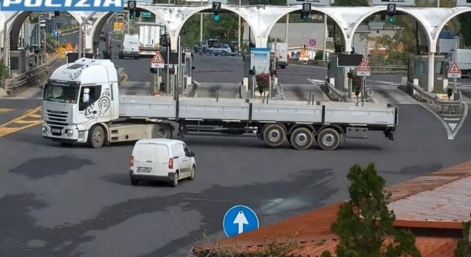 Senza patente l’autista di un Tir tenta di scappare ad un posto di controllo della Polizia