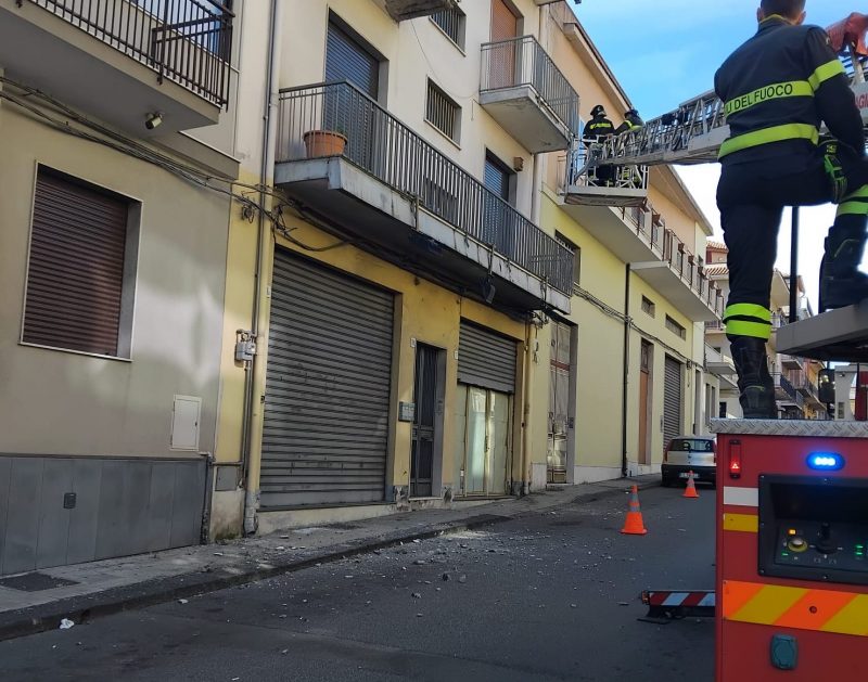 Giarre, intervento dei vigili del fuoco per un crollo di calcinacci