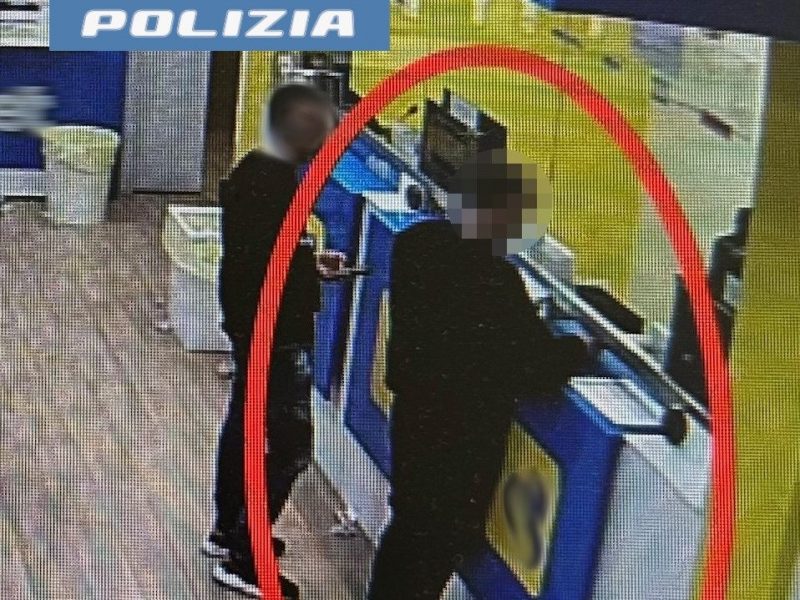 Rubano carta bancomat e comprano sigarette e fanno scommesse: denunciata una coppia